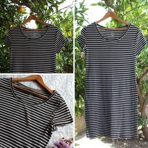RIBBED BLACK AND WHITE STRIPED T SHIRT DRESS